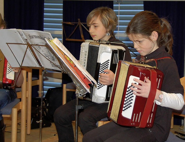 Ganz konzentriert spielten die Zgling...nzert des Harmonika-Clubs in Schnau.   | Foto: Ulrike Jger