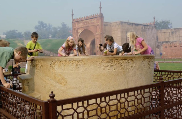 Des Knigs Badewanne im Agra Fort nehmen die  Kinder genau in Augenschein.   | Foto: privat
