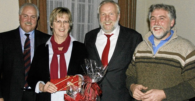 Brgermeister Gabriel Schweizer (links...u Sigrun Landerer bekam ein Geschenk.   | Foto: herbert trogus