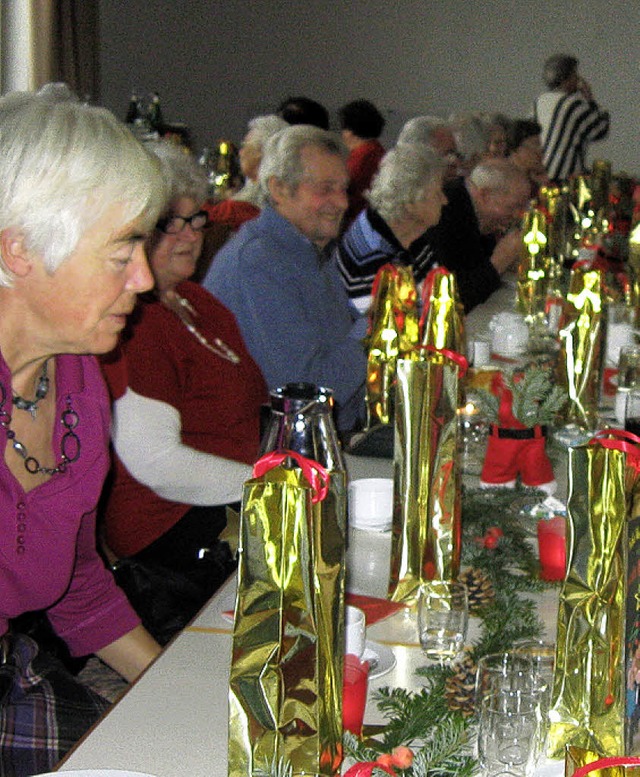 Weihnachtlich:  der Pfarrsaal  beim Altennachmittag   | Foto: bhler-M.