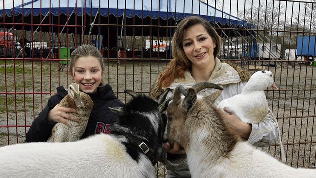 Shannon und Sandra Frank arbeiten mit ...nd Laufenten und mit  Fiffi (rechts).   | Foto: Barbara Ruda