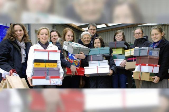 300 Pakete fr Kinder von Tafel-Kunden