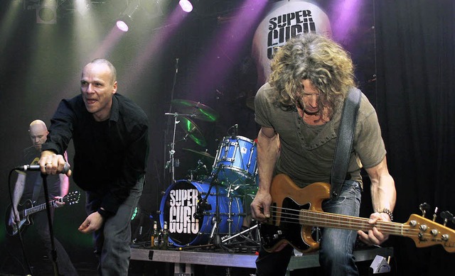 Gitarrist Mathias Ambs, Snger Andreas...eckt, wuchten ihre Riffs in den Saal.   | Foto: heidi fssel