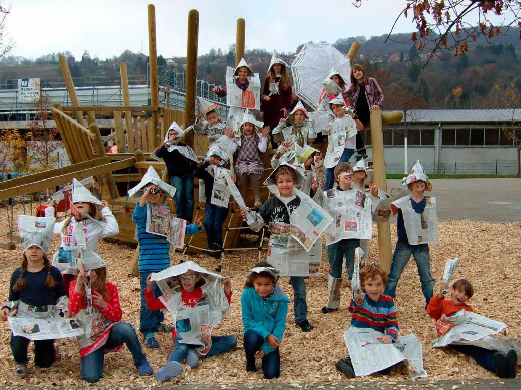 Mit Zeitungskostm auf dem Spielplatz. So zeigte sich die Klasse 3/4 d der Freien evangelischen Schule Lrach.