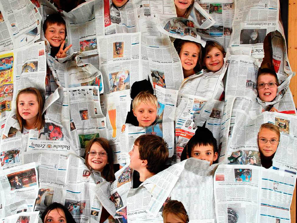 Klasse 4 der Antoniter-Grundschule in Nimburg versteckte sich hinter einer Wand aus Zeitungen.