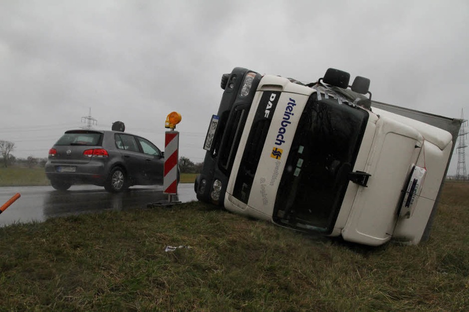Zwischen Rheinhausen und Herbolzheim ist ein Lastwagen von einer Windböe umgeworfen worden. Der Fahrer blieb unverletzt. (Foto: Thilo Bergmann) Zwischen Rheinhausen und Herbolzheim ist ein Lastwagen von einer Windböe umgeworfen worden. Der Fahrer blieb unverletzt. (Foto: Thilo Bergmann)