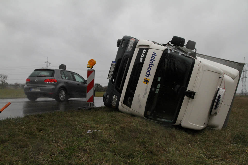 Zwischen Rheinhausen und Herbolzheim ist ein Lastwagen von einer Windbe  umgeworfen worden. Der Fahrer blieb unverletzt.