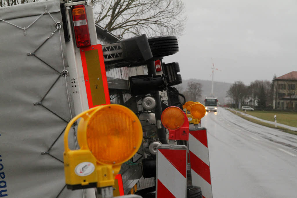 Zwischen Rheinhausen und Herbolzheim ist ein Lastwagen von einer Windbe  umgeworfen worden. Der Fahrer blieb unverletzt.