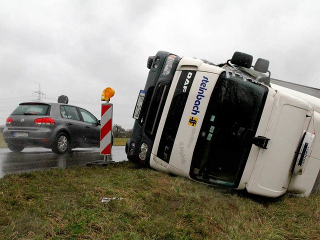 Der Laster neben der Strae.  | Foto: Thilo Bergmann