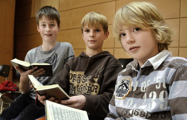 Singen gerne Lieder aus dem Gotteslob: Arne, Jonas und Finn   | Foto: Yvonne weik
