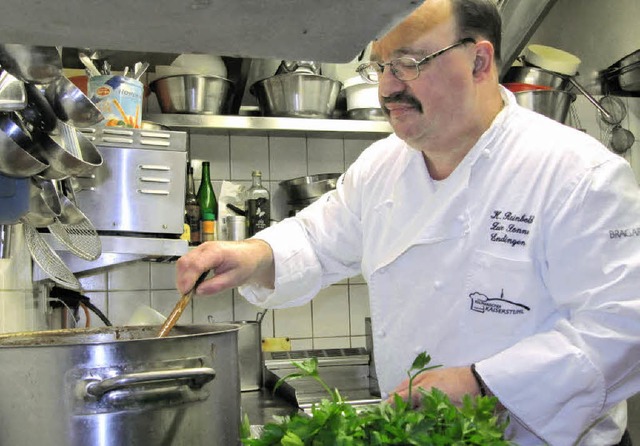 Klaus Reinbold in Aktion in der Kche ...r ein Weihnachtsmen zusammengestellt.  | Foto: Ruth Seitz