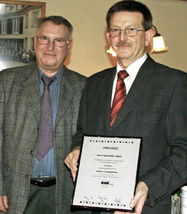 Der Vorsitzende Hans Trogus (links)  e... fr seine langjhrige Mitgliedschaft.  | Foto: trogus