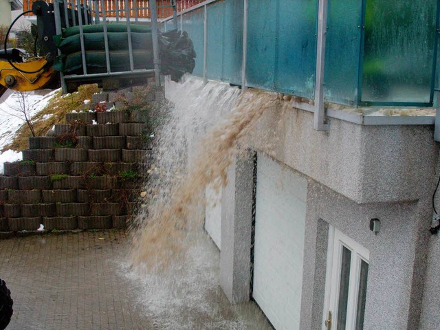 Enorme Wassermassen bahnten sich den W... den Keller eines Hauses unter Wasser.  | Foto: BZ