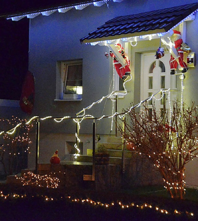 Lichterketten  zieren Gebsch und Gel...luse in dem Mrchenhaus in Egringen.   | Foto: langelott