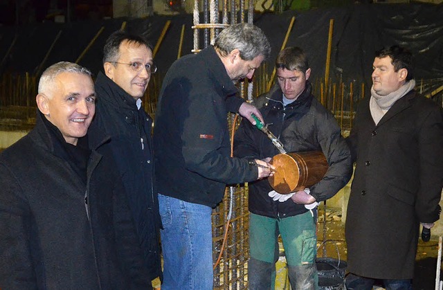 Architekt Rdiger Leykum und die  Gesc...mbe fr die Grundsteinlegung zultet.   | Foto: SENF