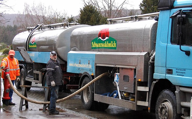 ber den Hydranten an der Karl-Berner-...und Fahrer Gnter Konrad den Tankzug.   | Foto: Frey