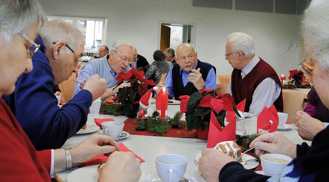 Bei gemtlichem Zusammensitzen  lassen...Senioren Kaffee und Kuchen schmecken.   | Foto: Ralph Fautz