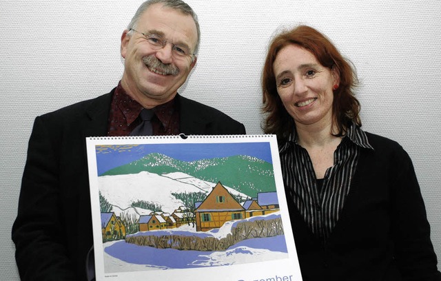 Birgit Seitz und Alois Lienhard prsen...ucken zwlfteiligen Sprauer-Kalender.   | Foto: gertrude siefke