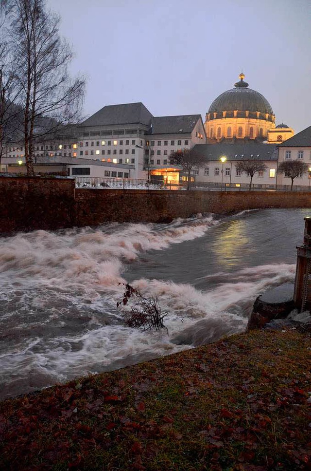 Die Feuerwehr war an mehreren Stellen ...pltschernden Bach zum starken Strom.   | Foto: Kathrin Blum