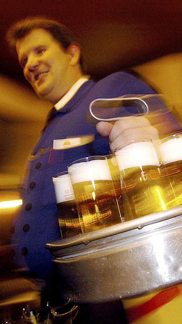 Zahlten Biertrinker mehr als ntig fr den Kranz Klsch?   | Foto: dpa