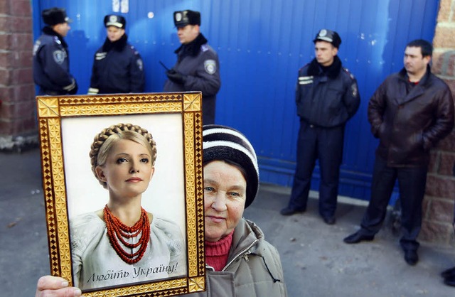Protest in Kiew: Eine Demonstrantin fo...ositionfhrerin Timoschenko<ppp></ppp>  | Foto: DPA/Krkel