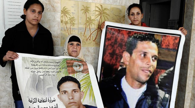 Mutter und Schwestern erinnern an Mohammed Bouazizi.   | Foto: DPA