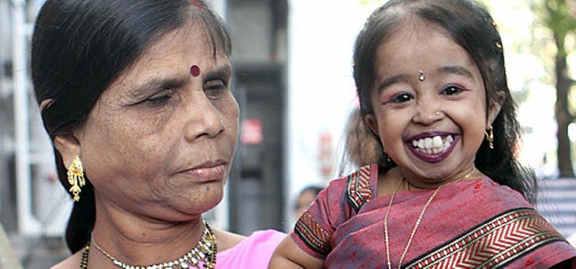 Jyoti Amge (rechts) und ihre Mutter  | Foto: dpa