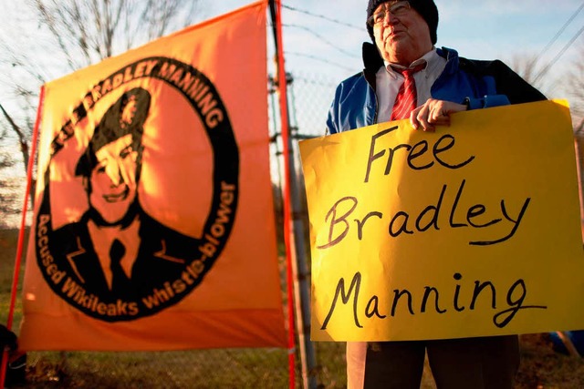 Ein Anhnger von Bradley Manning demon...rt Meade, wo der Prozess stattfindet.   | Foto: afp