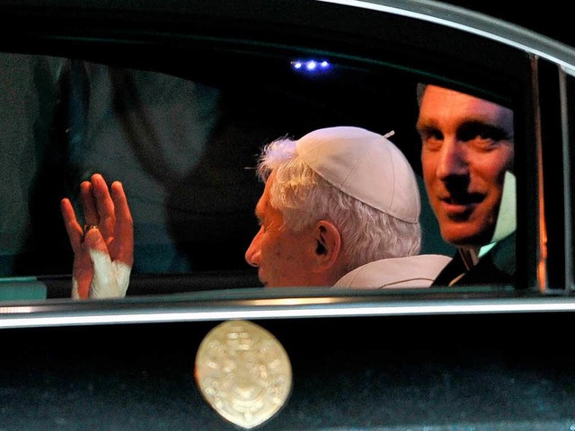 Die Stimme seines Herrn: Georg Gnswein (rechts) neben dem Papst.  | Foto: AFP
