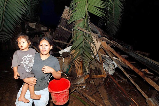 Mehr als 230 Menschen wurden bei einer... Andere mussten ihre Huser verlassen.  | Foto: dpa