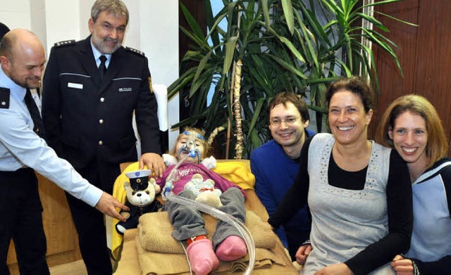 Bei der Spendenbergabe: Polizeikommis...wski und  Eva Zimmermann (von links).   | Foto: Julius Wilhelm Steckmeister