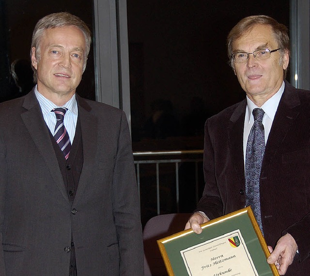Fritz Heitzmann (rechts) erhielt von B... Reinhard Bentler eine Dankesurkunde.   | Foto: Frank Kiefer
