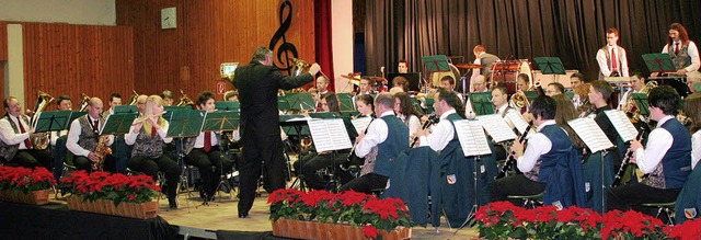 Der Musikverein Egringen unterhielt mi...rhaltsamen,  anspruchsvollen Programm.  | Foto: Cremer