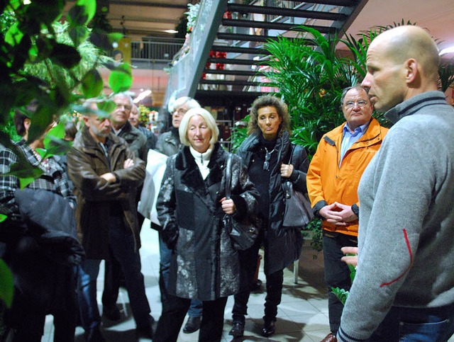 Martin Schmitt (rechts) fhrte die Bes...rch sein Geschft beim Hauptfriedhof.   | Foto: Thomas Loisl Mink