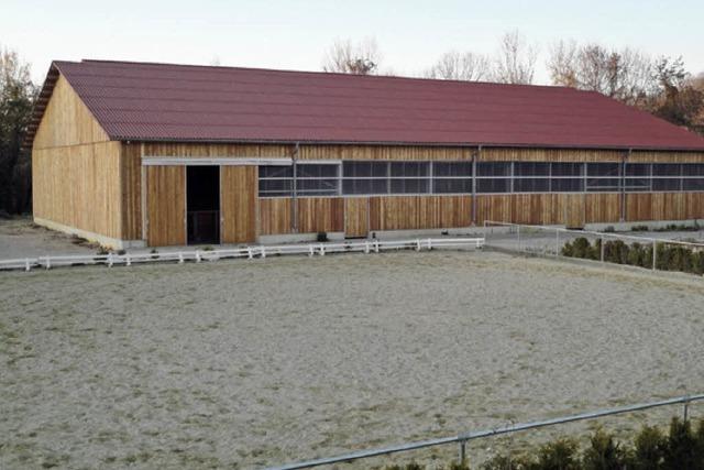 Nikolaus weiht die neue Reiterhalle ein