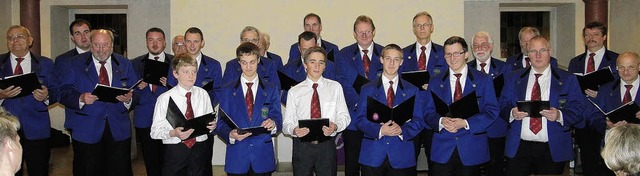 Der Gesangverein &#8222;Harmonie&#8220...beim Jahreskonzert in der Dorfkirche.   | Foto: Veronika Frank