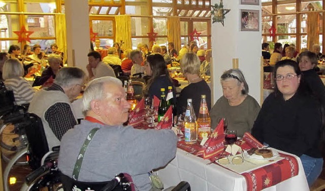 Zwei Weihnachtsfeiern veranstaltete di...die Heimbewohner und deren Angehrige.  | Foto: Albert Greiner
