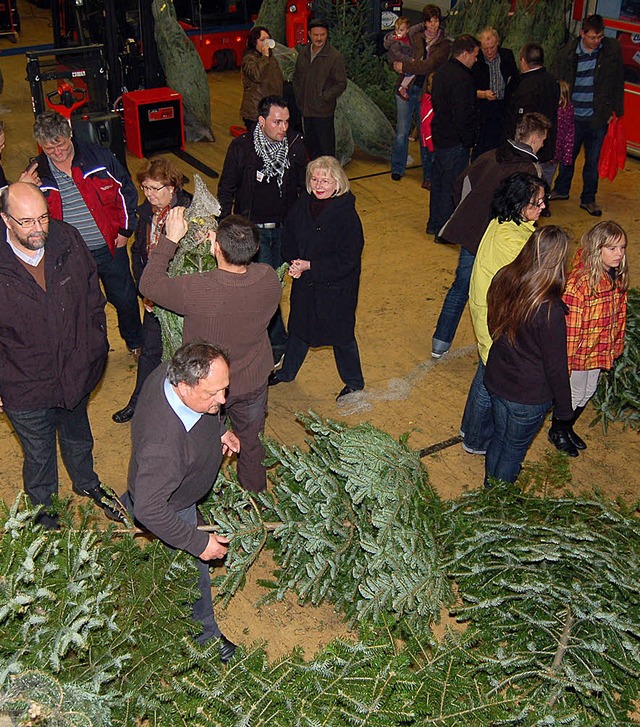 Viele Kunden kamen am Freitagnachmitta...sich einen Weihnachtsbaum zu sichern.   | Foto: Heinz Vollmar