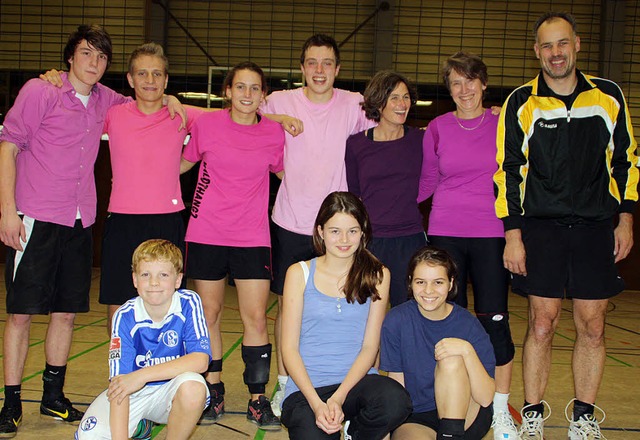 Team Pink (stehend) setzte sich bei de... Weihnachtsfeier der TV-Volleyballer.   | Foto: Jrn Kerckhoff