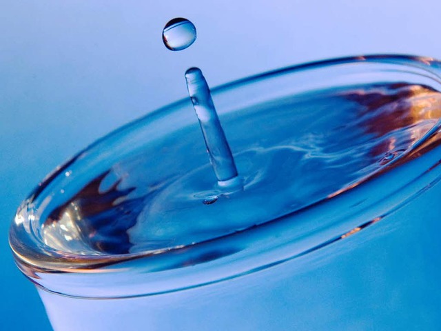 Nass und klar: Optisch lsst sich reines Wasser wohl kaum unterscheiden.  | Foto: dpa