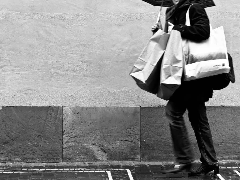 Passanten eilen weniger Tage vor Weihnachten durch die Freiburger Innenstadt. Passanten eilen weniger Tage vor Weihnachten durch die Freiburger Innenstadt.