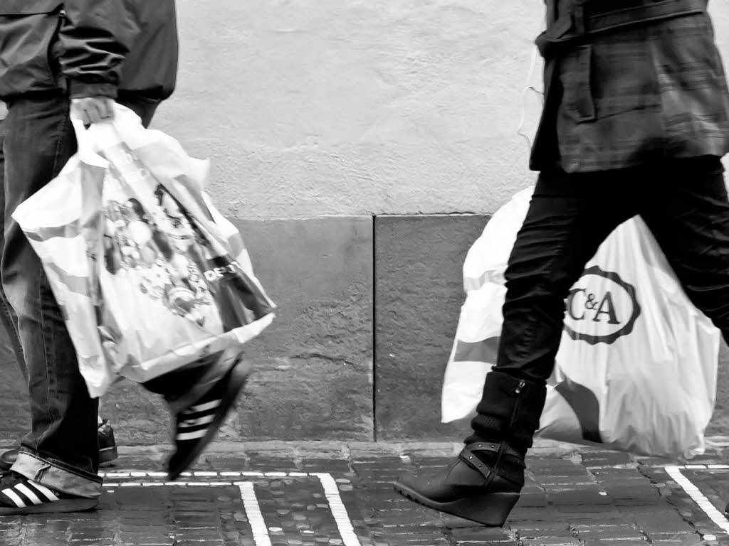 Passanten eilen weniger Tage vor Weihnachten durch die Freiburger Innenstadt. Passanten eilen weniger Tage vor Weihnachten durch die Freiburger Innenstadt.