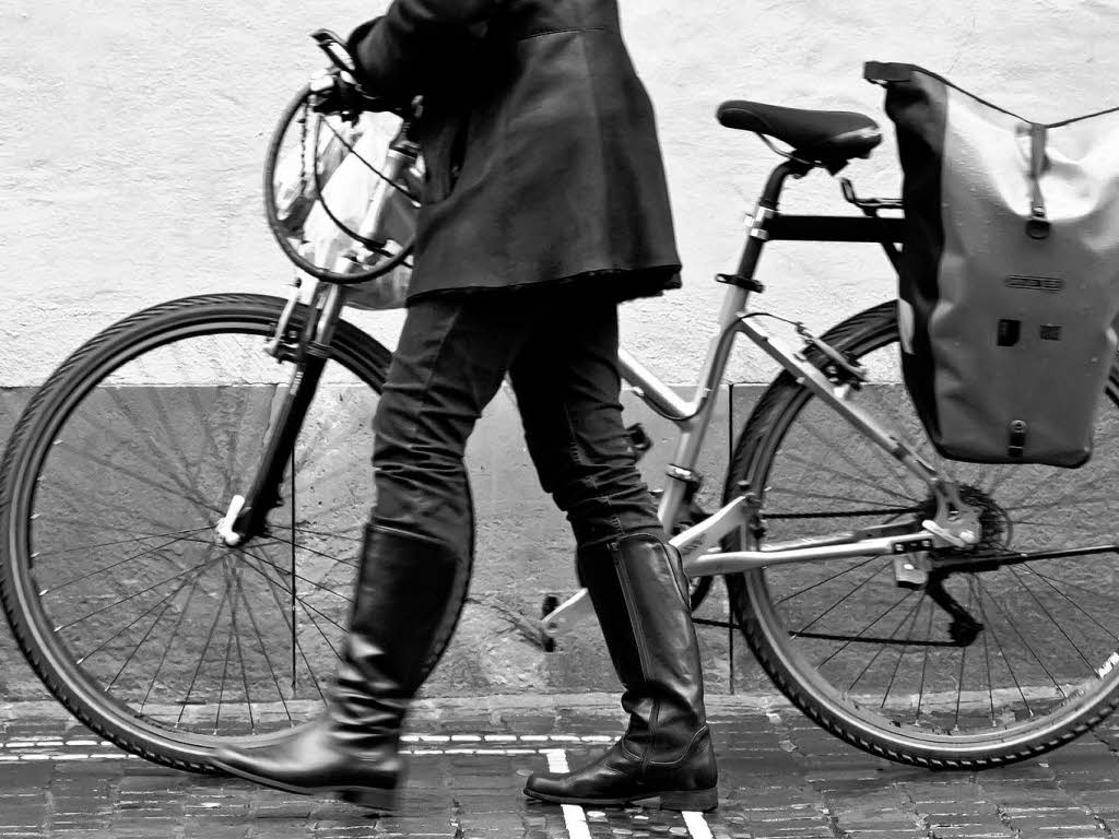 Passanten eilen weniger Tage vor Weihnachten durch die Freiburger Innenstadt. Passanten eilen weniger Tage vor Weihnachten durch die Freiburger Innenstadt.
