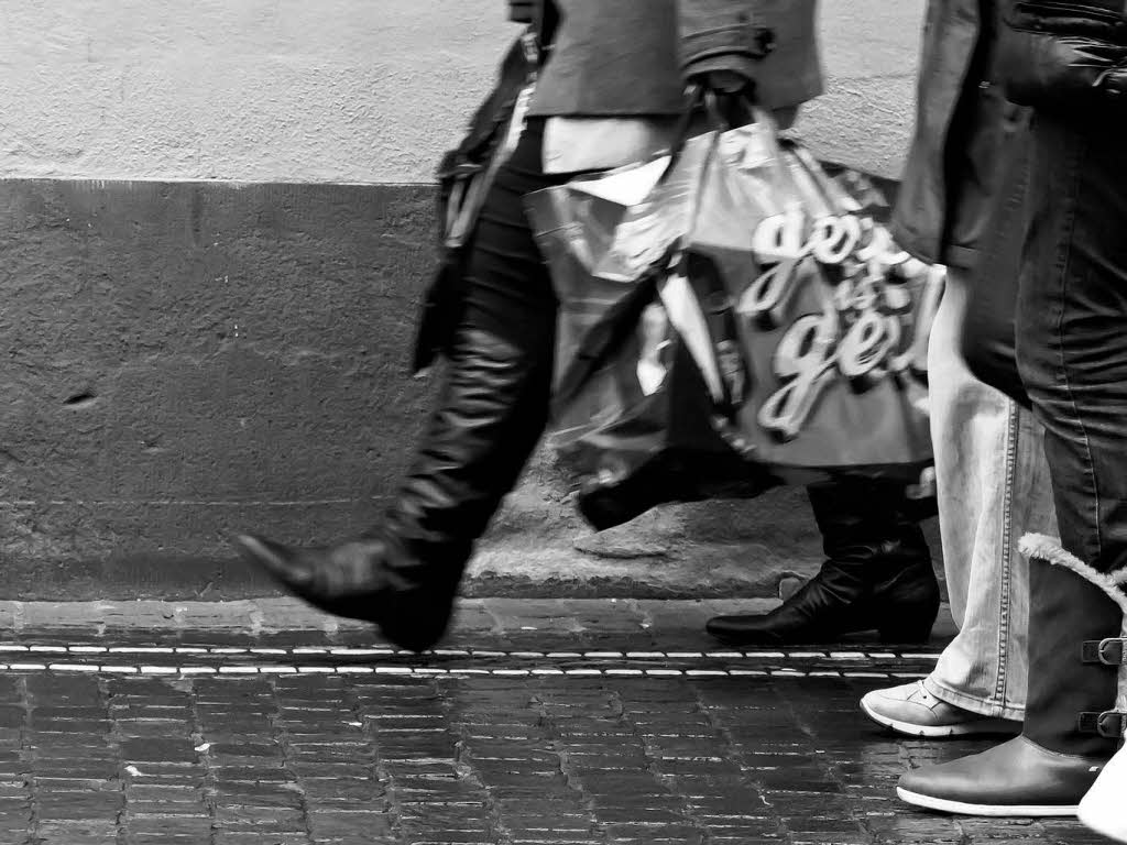 Passanten eilen weniger Tage vor Weihnachten durch die Freiburger Innenstadt. Passanten eilen weniger Tage vor Weihnachten durch die Freiburger Innenstadt.