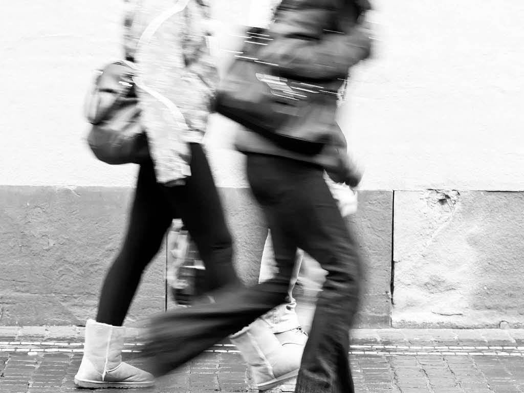Passanten eilen weniger Tage vor Weihnachten durch die Freiburger Innenstadt. Passanten eilen weniger Tage vor Weihnachten durch die Freiburger Innenstadt.
