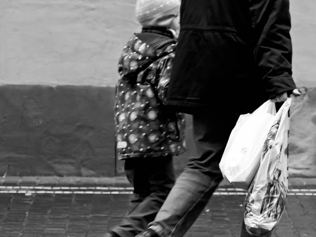Passanten eilen weniger Tage vor Weihnachten durch die Freiburger Innenstadt. Passanten eilen weniger Tage vor Weihnachten durch die Freiburger Innenstadt.