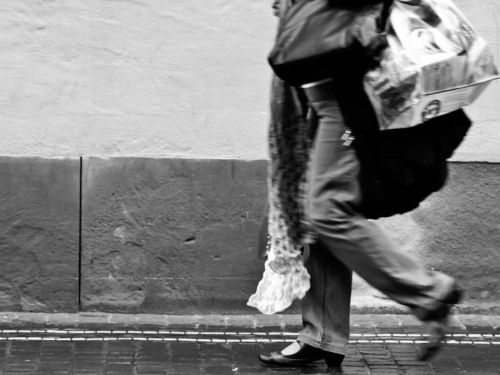Passanten eilen weniger Tage vor Weihnachten durch die Freiburger Innenstadt. Passanten eilen weniger Tage vor Weihnachten durch die Freiburger Innenstadt.