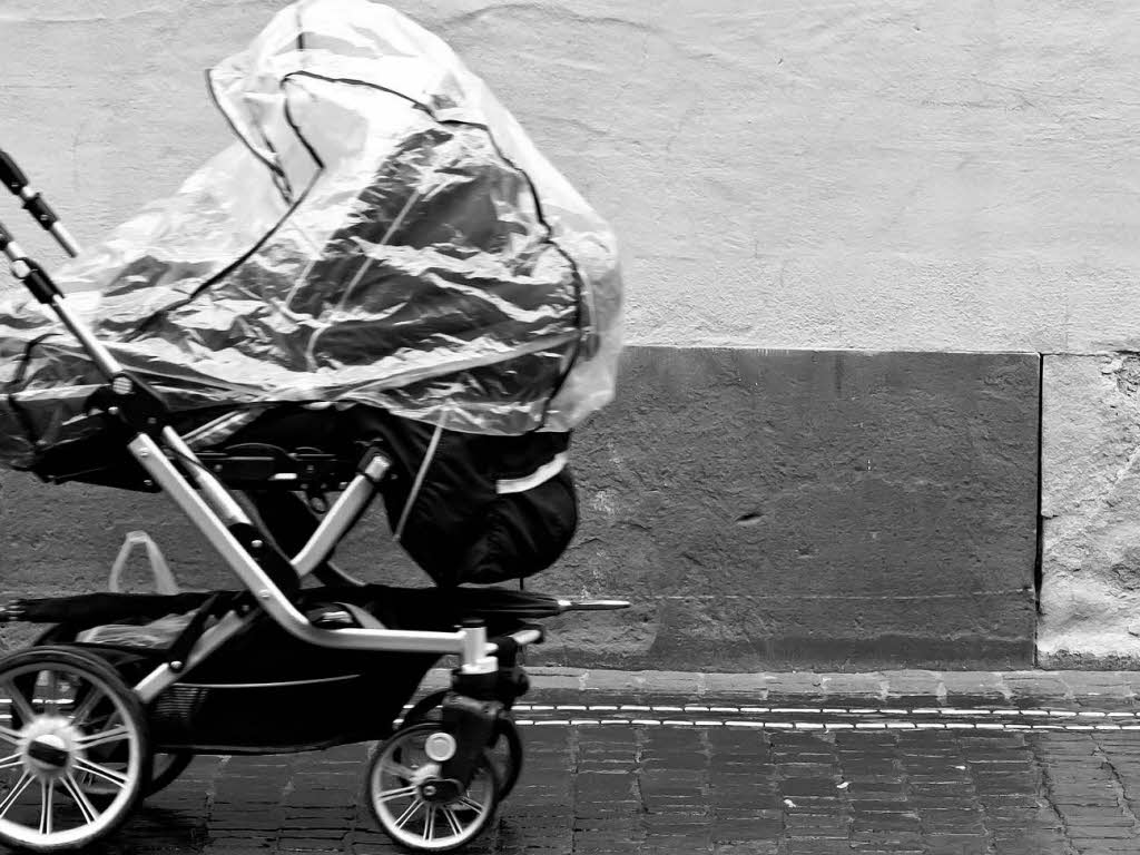 Passanten eilen weniger Tage vor Weihnachten durch die Freiburger Innenstadt. Passanten eilen weniger Tage vor Weihnachten durch die Freiburger Innenstadt.