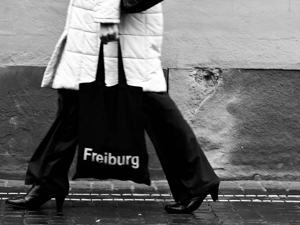 Passanten eilen weniger Tage vor Weihnachten durch die Freiburger Innenstadt. Passanten eilen weniger Tage vor Weihnachten durch die Freiburger Innenstadt.
