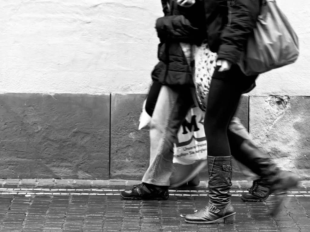 Passanten eilen weniger Tage vor Weihnachten durch die Freiburger Innenstadt. Passanten eilen weniger Tage vor Weihnachten durch die Freiburger Innenstadt.